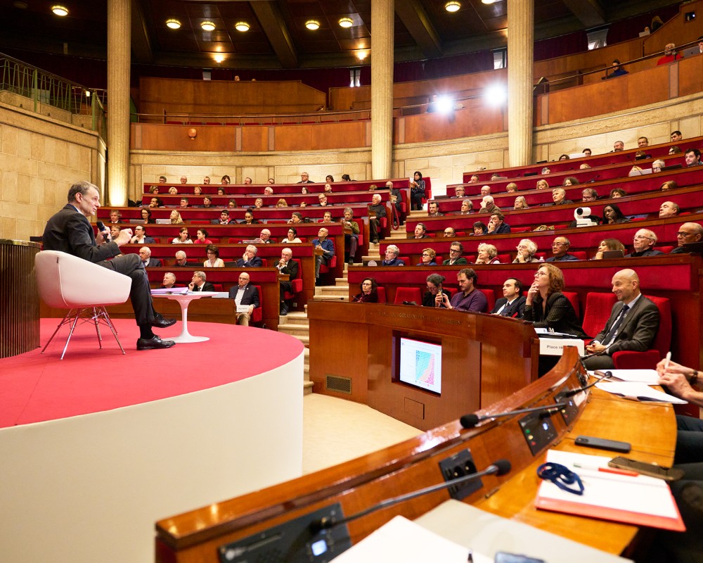 Bruno Cautrès face à l'hémicycle du CESE