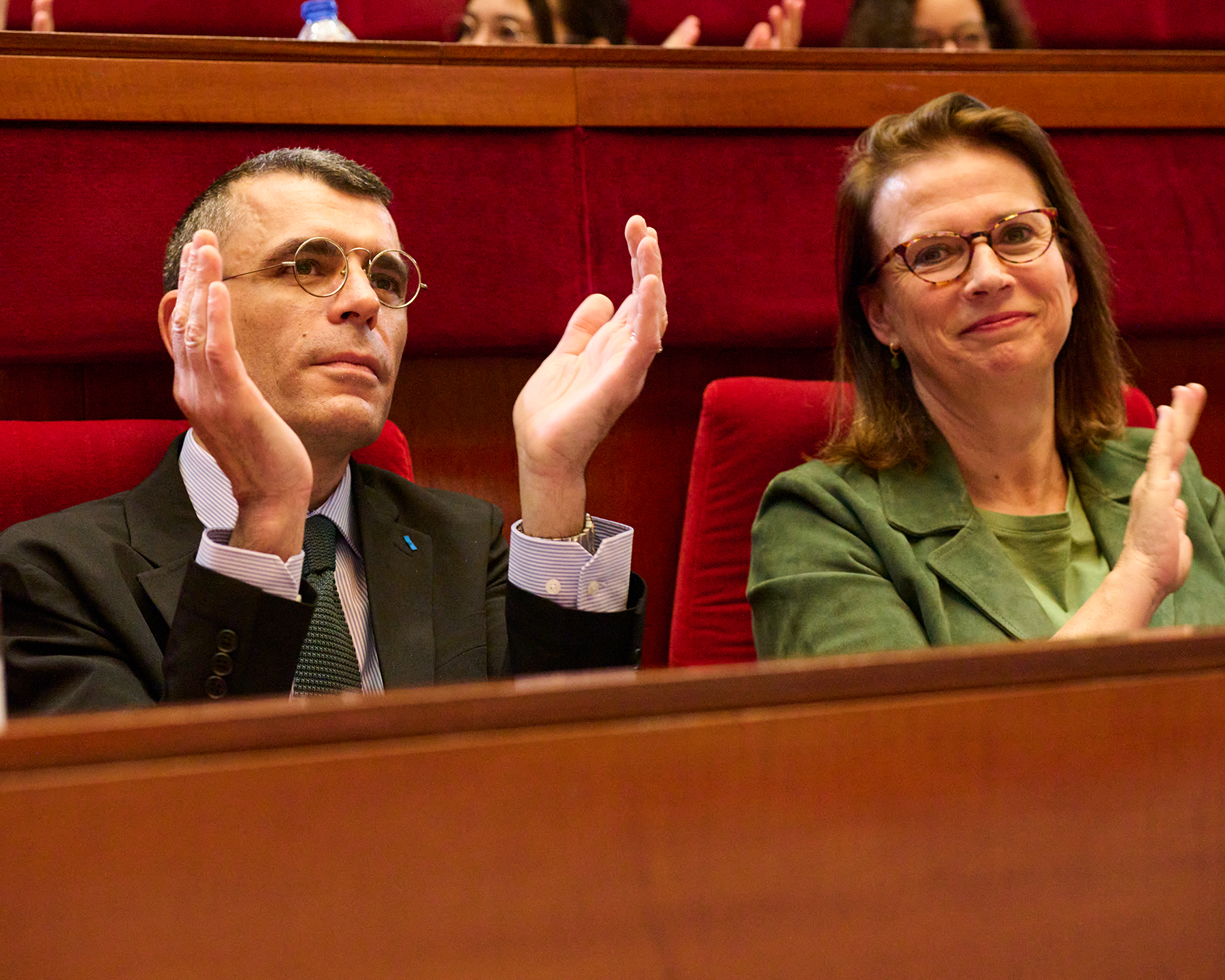 Le Juge Edouard Durand et la Défenseure des droits Claire Hédon applaudissent dans l'hémicycle du CESE