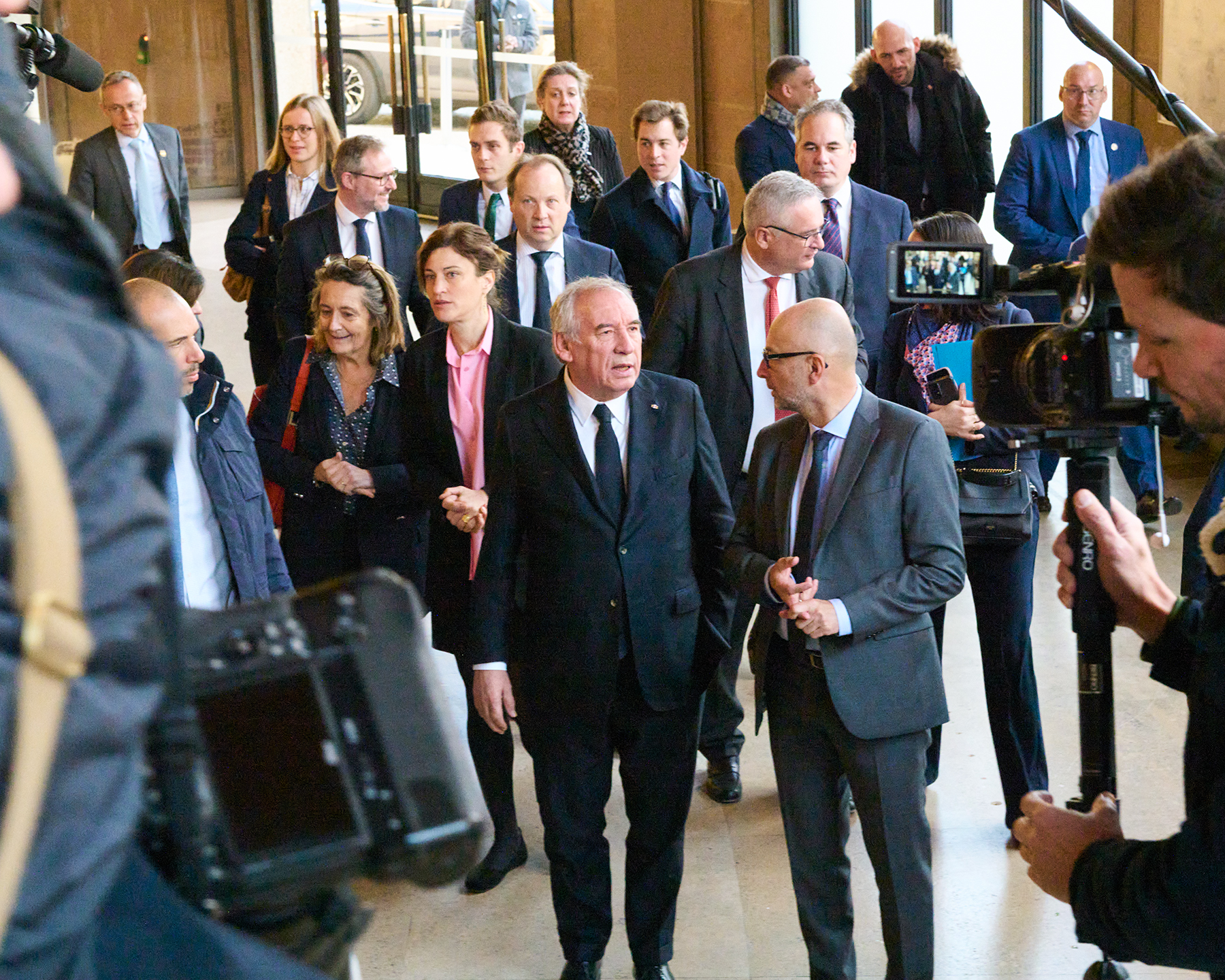 François Bayrou et Thierry Beaudet entouré de leurs conseillers et de la presse