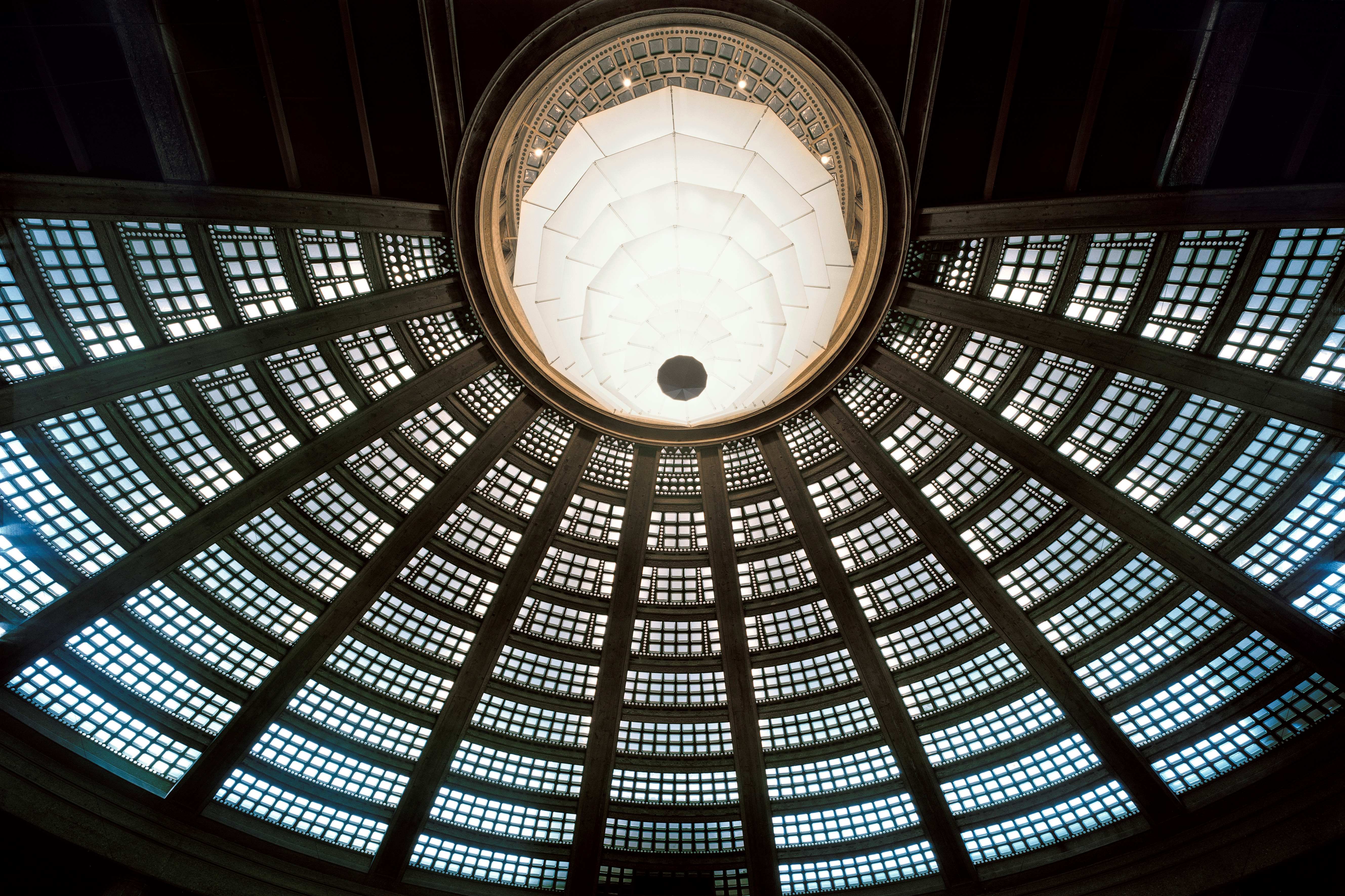 Photo de la coupole de l'hémicycle du Palais d'Iéna avec le lustre monumental de Serge Macel