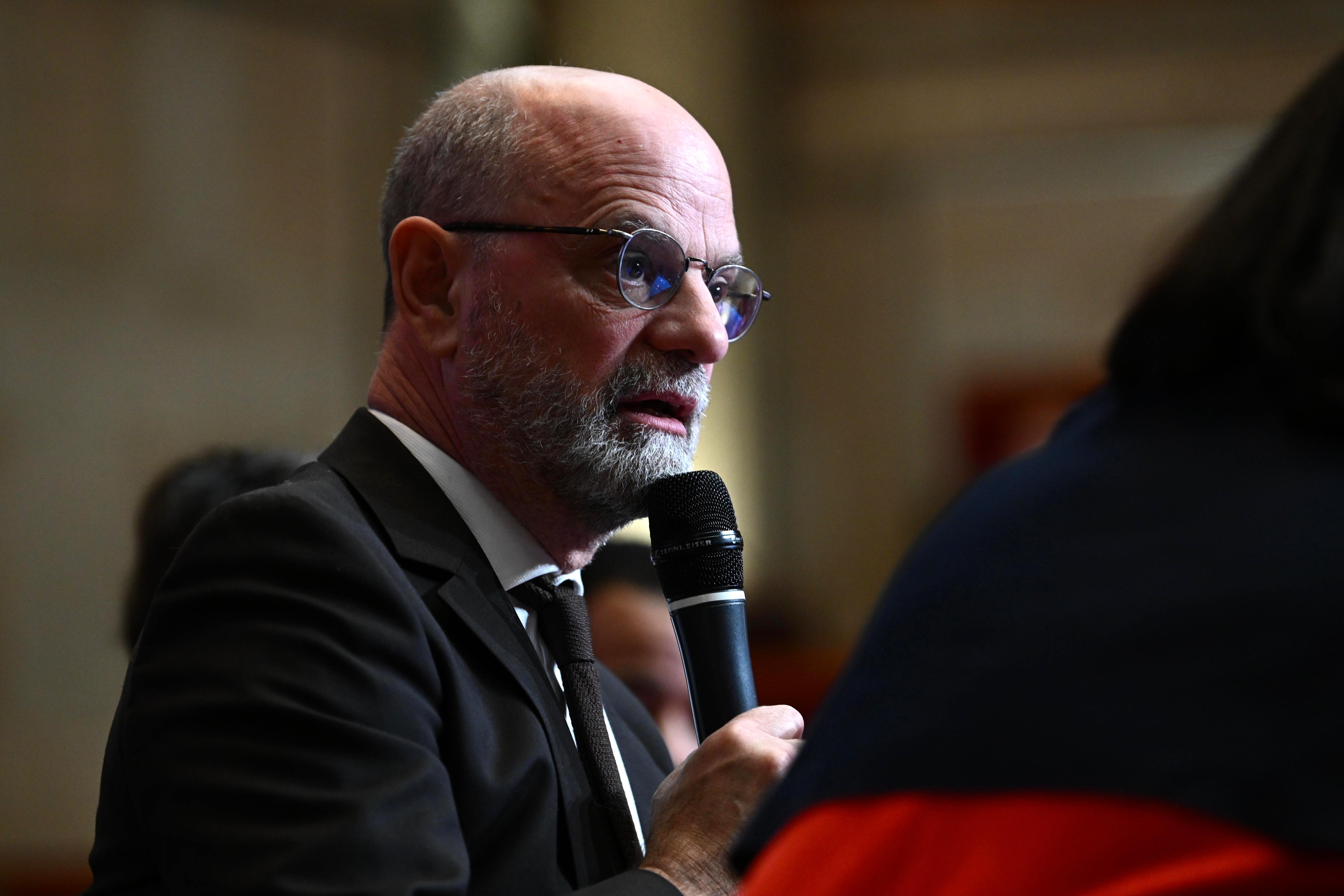 Jean-Michel Blanquer, sur scène avec un micro