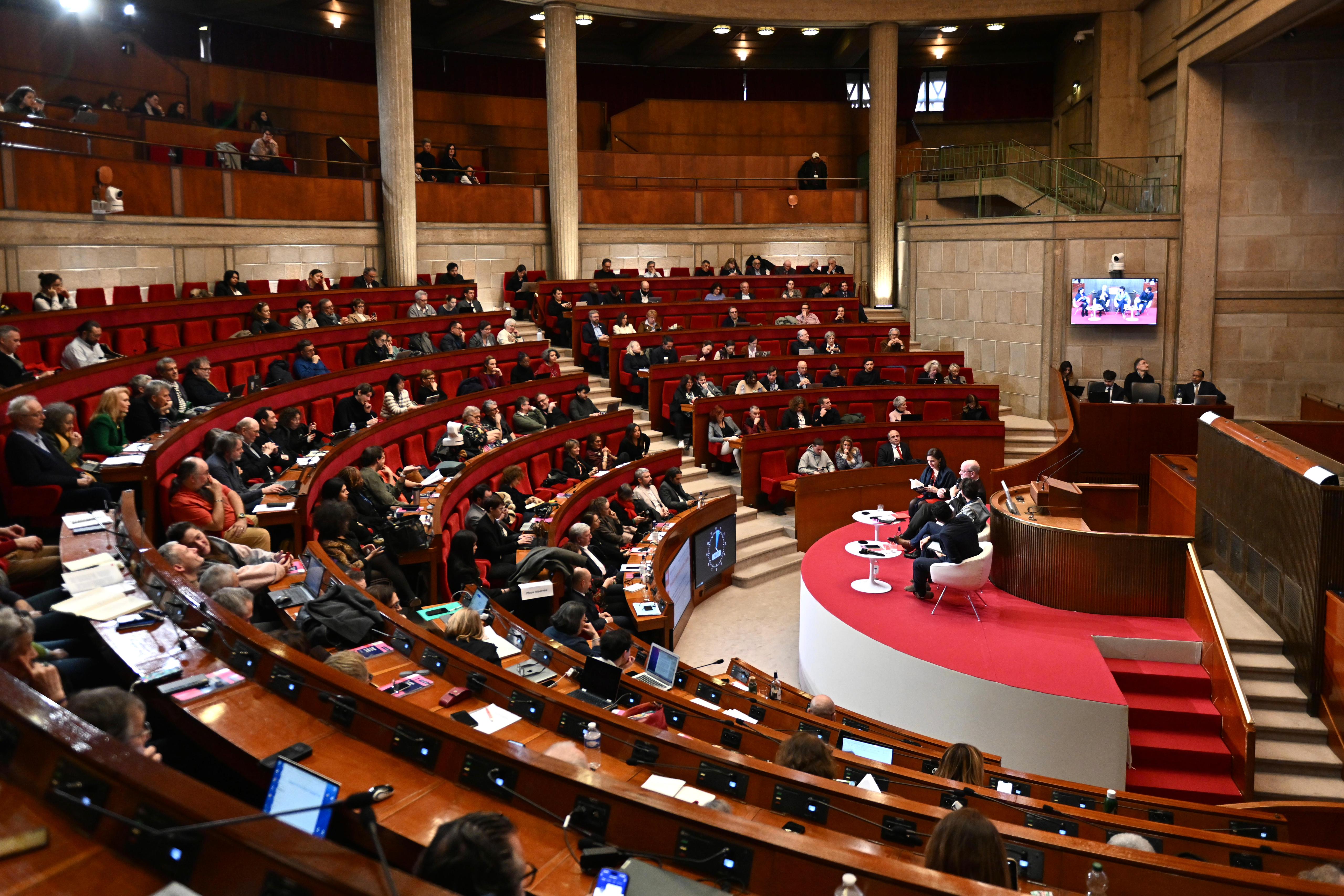 Hémicycle du CESE rempli par le public et les membres