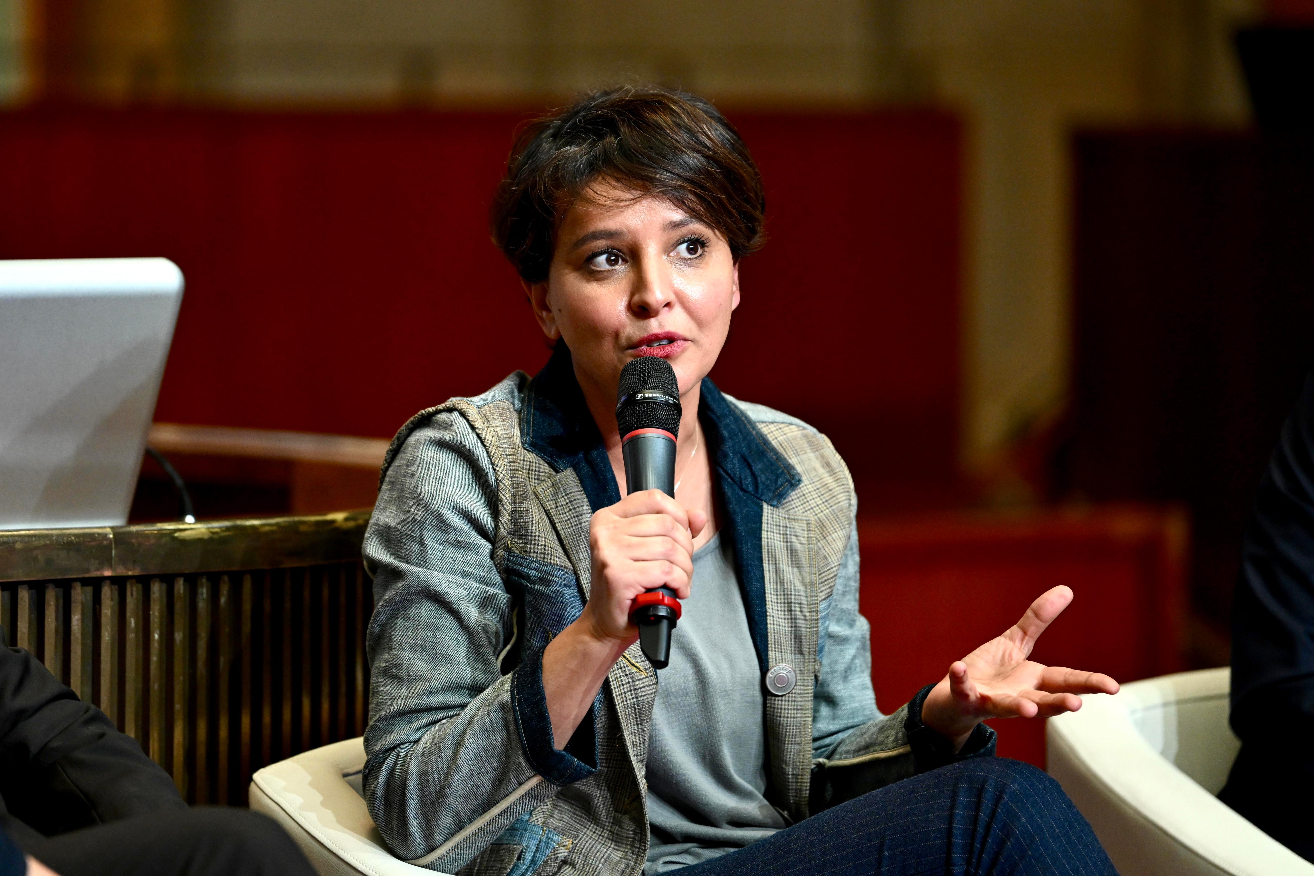 Najat Vallaud-Belkacem sur scène avec un micro