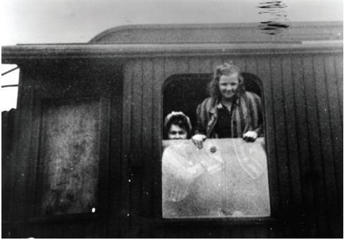 Survivantes du camp de Ravensbrück libérées par la Croix-Rouge suédoise et rapatriées en train via le Danemark, avril-mai 1945 © FNDIRP