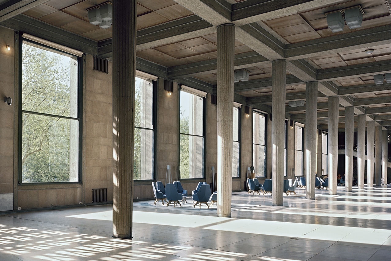 Photo des colonnes intérieures de la salle hypostyle du Palais d'Iéna