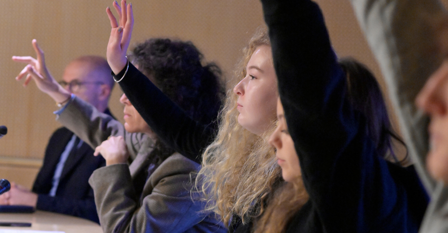 Les participants de la journée délibérative sur l'école qui lèvent la main