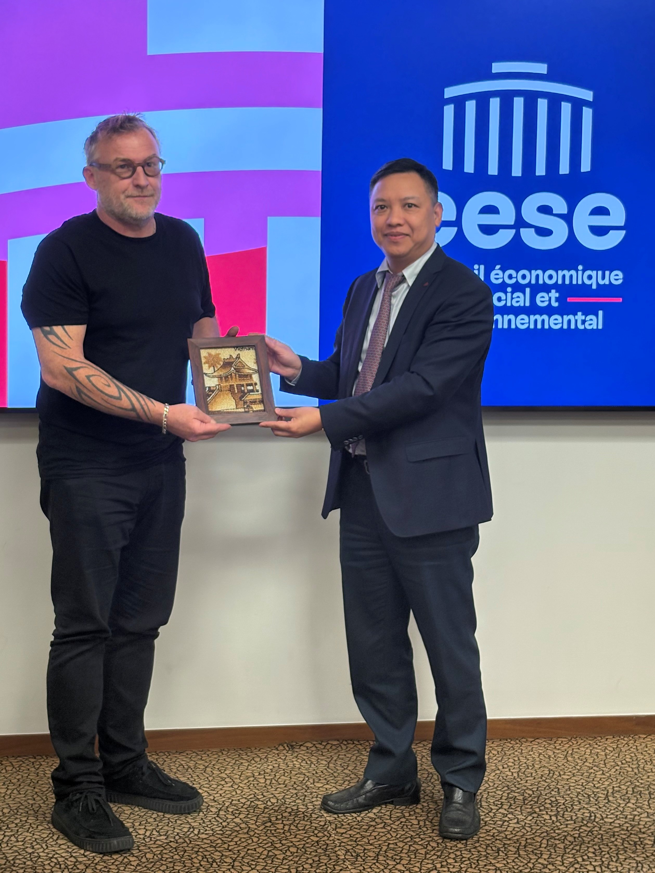 Erik Meyer et l'un des membres de la délégation vietnamienne