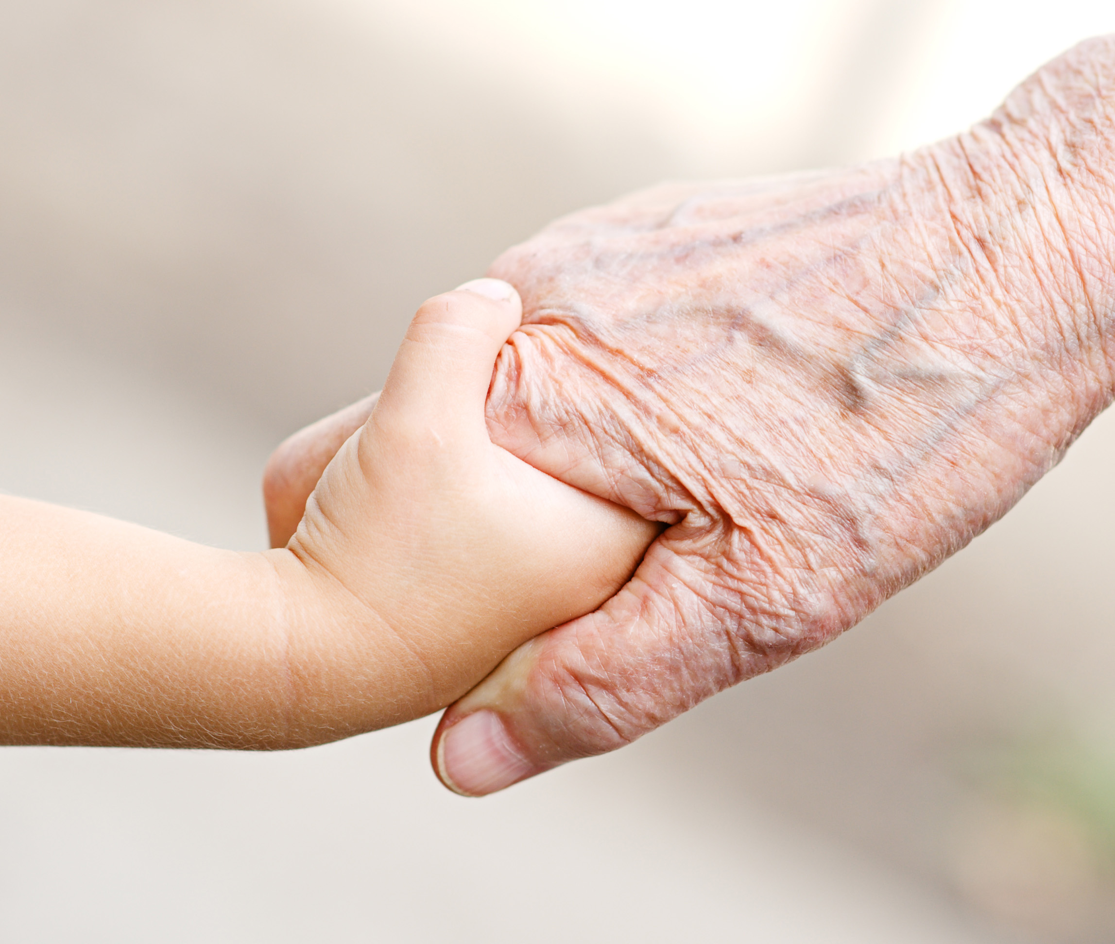 main d'enfant et main âgée