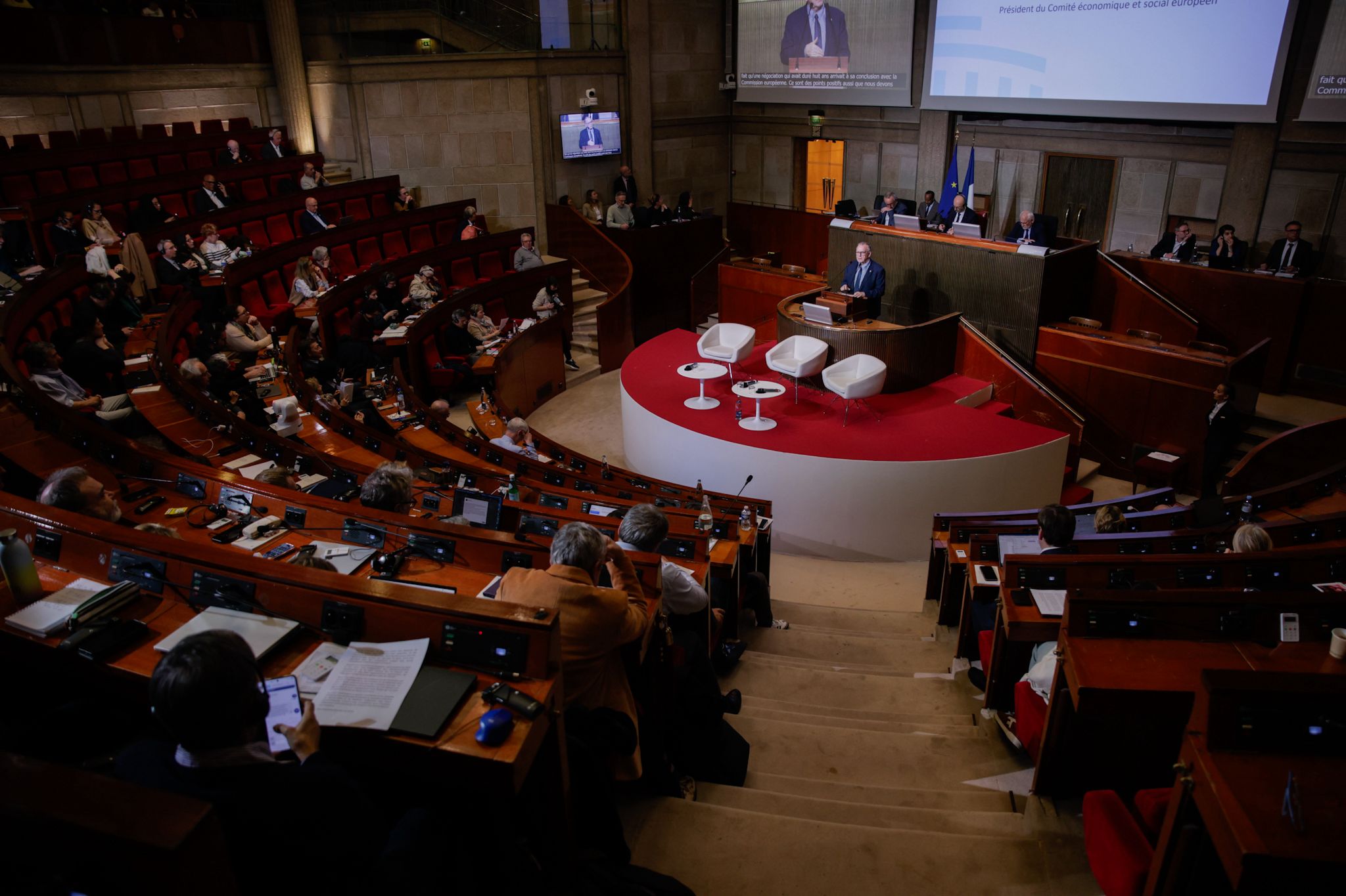 Photo de Séamus Boland, président du CES européen, s'exprimant dans l'hémicycle du CESE français, au Palais d'Iéna.