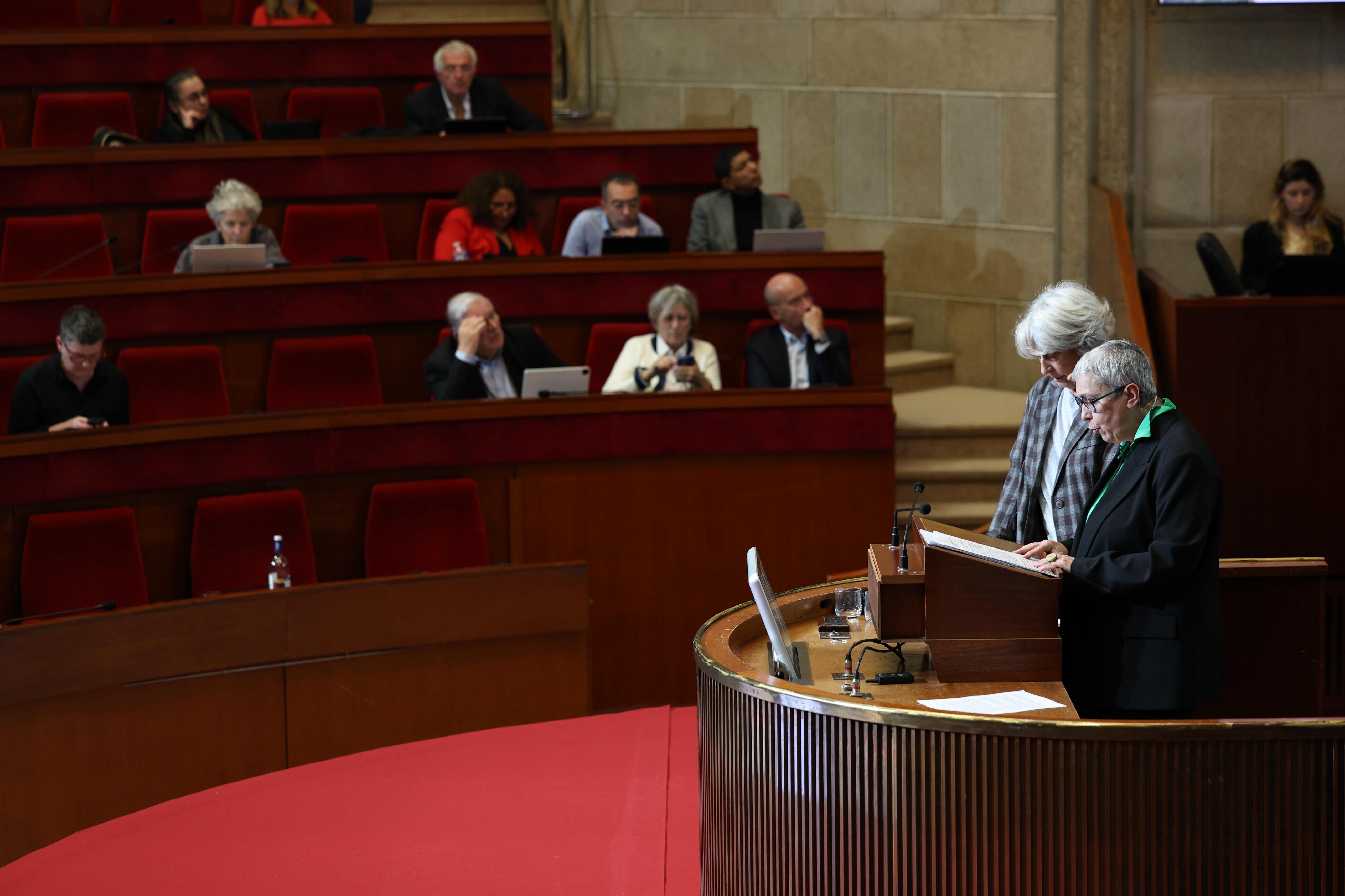 les rapporteures à la tribune