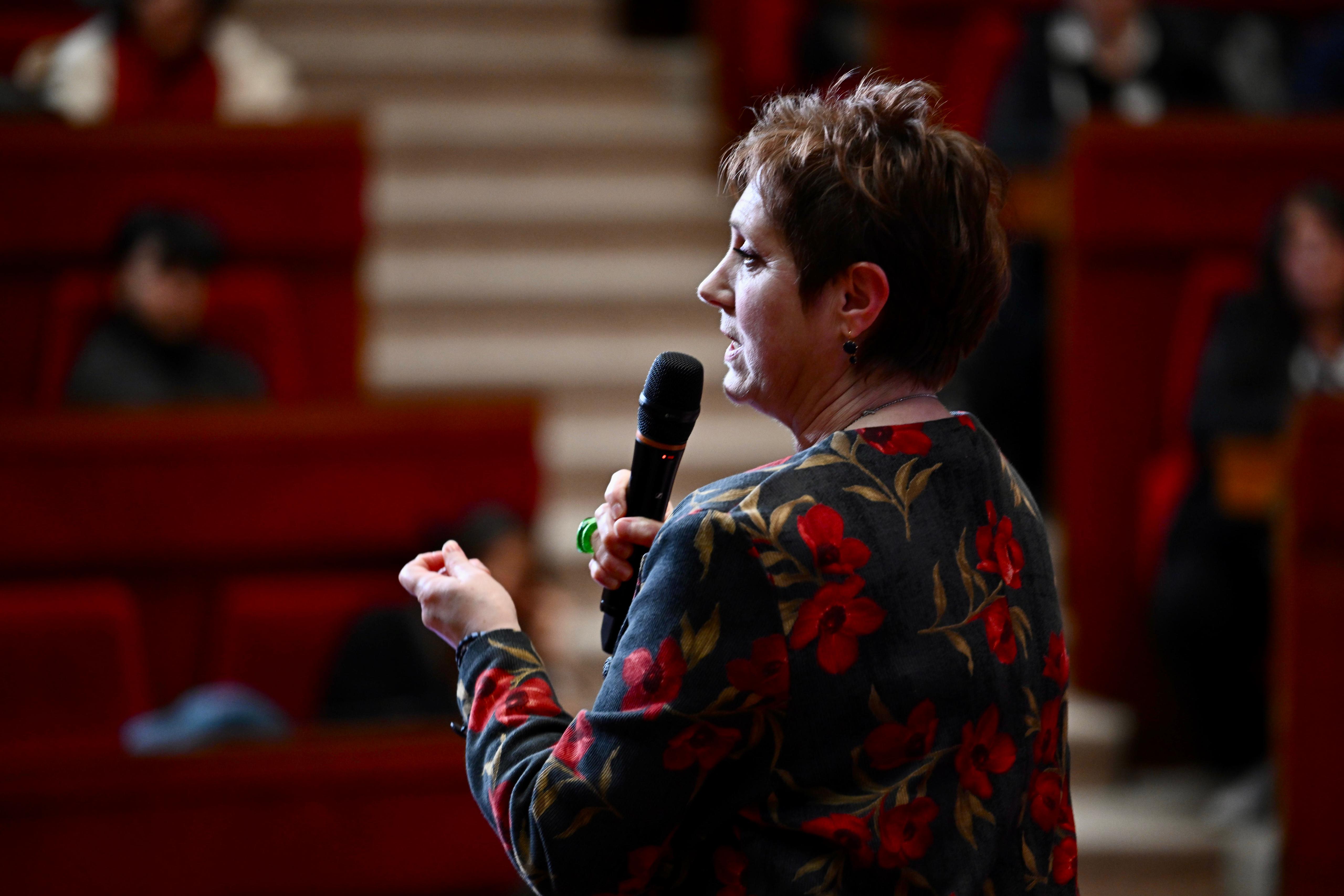 Bernadette Groison, avec un micro face au public dans l'hémicycle