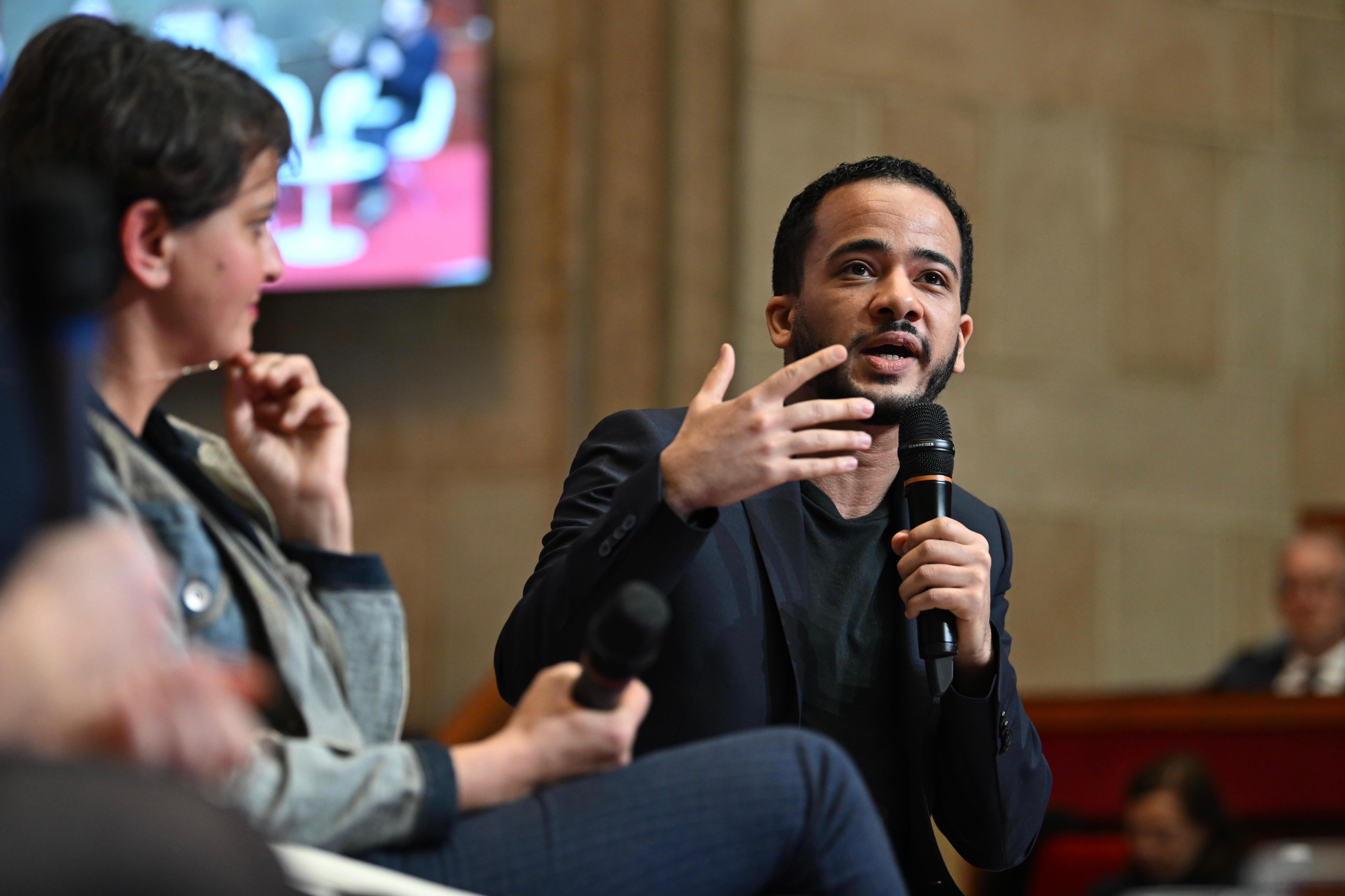 Youssef Souidi, sur scène avec un micro