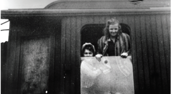 Survivantes du camp de Ravensbrück libérées par la Croix-Rouge suédoise et rapatriées en train via le Danemark, avril-mai 1945 © FNDIRP