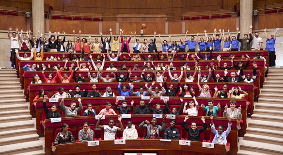 Photo des colélgiens en hémicycle