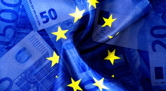 Drapeau de l’Union européenne superposé à des billets en euros