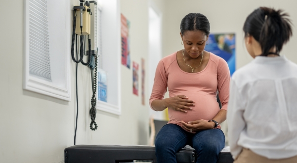 image d'une femme enceinte lors d'un rendez-vous médical