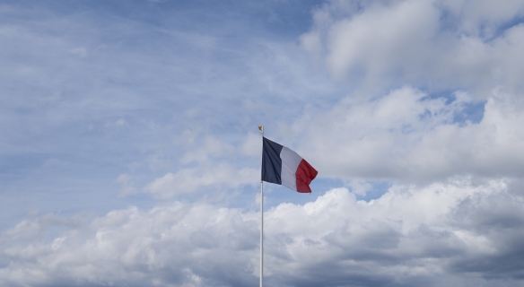 image du drapeau français sur un ciel nuageux