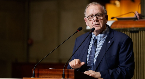 Photo de Séamus Boland, président du Comité économique et social européen, s'exprimant devant le CESE français