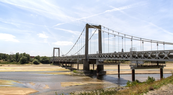 Pont sur la Loire asséchée