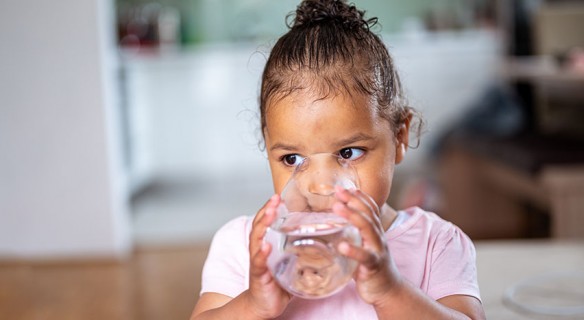 enfant buvant de l'eau du robinet
