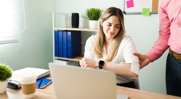 femme touchée par un homme au travail