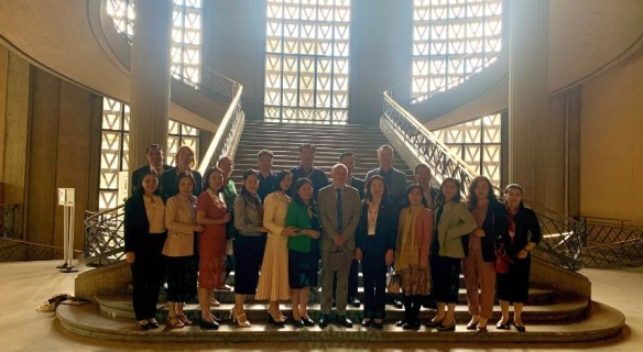 Photo de Valéry Molet et d'Aranaud Magnier accompagnés par la délégation vietnamienne
