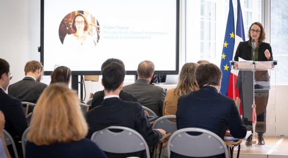 Claire Thoury, présidente du CESE, prononce son discours au pupitre devant les participants du Forum ouvert du Partenariat pour un gouvernement ouvert.