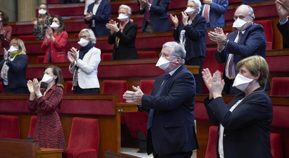 membres du CESE applaudissent