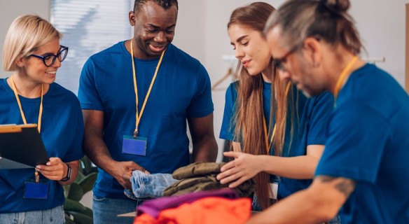 groupe de personnes dans une association recyclant les vêtements