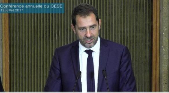 s Relations avec le Parlement...