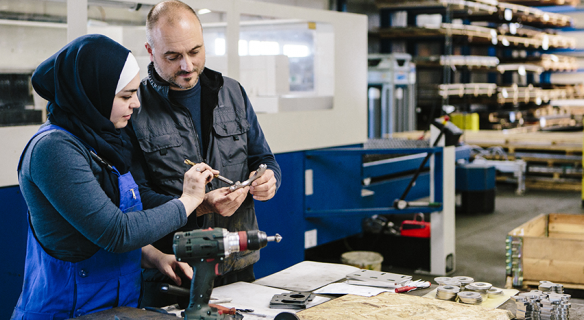 Femme travaillant dans une usine