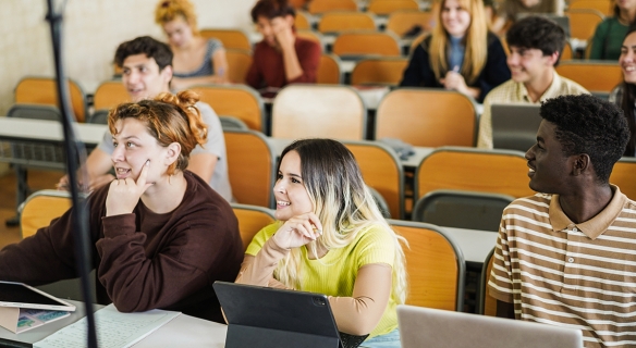 Etudiants en amphithéâtre à l'université