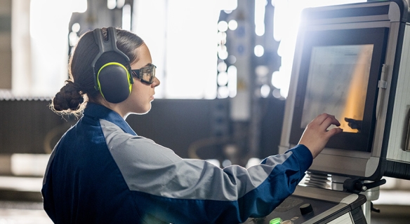 jeune femme industrie et écran -crédit Getty-Vm