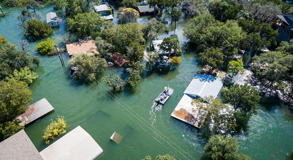 village submergé par la montée des eaux et inondations