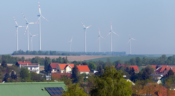 paysage avec éoliennes et panneaux solaires