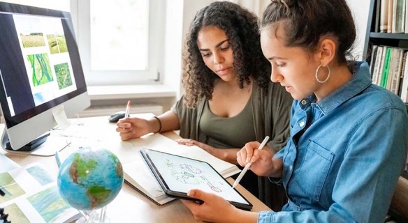 Jeunes femmes étudiant des solutions aux changements climatiques